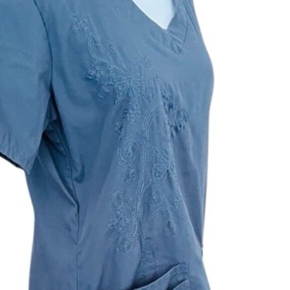 (2) Butter Soft by UA set of (2) scrub tops size Small . Gray & pink - Picture 6 of 12